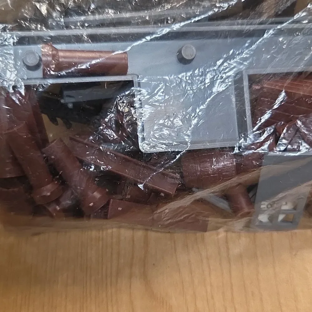 lot of 5 HO scale Train Cars, Tower, Buildings and more - Picture 10 of 12